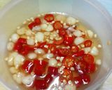 รูปขั้นตอนการทำที่ 1 ของ ไข่ดาวหน้าหมูสับราดน้ำปลาพริกกระเทียม