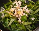 Foto langkah ke 2 dari resep Cah Kangkung Ayam Suir.