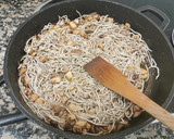 Foto del paso 5 de la receta: Ous trencats amb gules, sèpia i gamba vermella