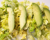 Foto del paso 2 de la receta: Ensalada con rulo de cabra, aguacate, mandarina y semillas