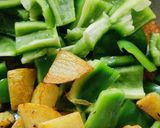 A picture of step 6 of Paneer Capsicum Curry.