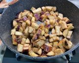 Une image de l'étape 4 de Purée de fèves et aubergines aux épices et persil.