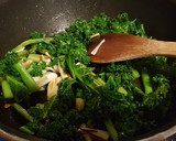 Foto del paso 3 de la receta: Revuelto de kale, ajetes y setas