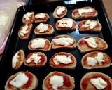 Foto del paso 2 de la receta: Pancitos con salsa y queso