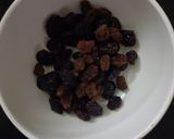 A picture of step 1 of Raisins cranberry juice.