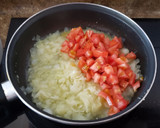 Foto del paso 1 de la receta: Empanadas de cebolla, tomate y queso
