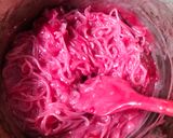 Foto langkah ke 4 dari resep Putu Ayu Bihun Buah Bit.