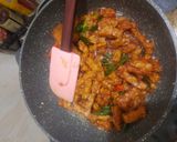 Foto langkah ke 5 dari resep Orek Tempe Bumbu Iris.