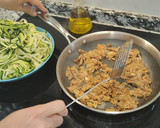 Foto del paso 2 de la receta: Espaguetis de calabacín con pulled pork y salsa pesto