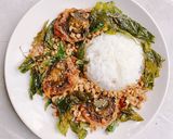 รูปขั้นตอนการทำที่ 2 ของ ไข่เยี่ยวม้าฟูกะเพรากรอบราดข้าว 🌿Stir fried century egg with crispy basil 🌿