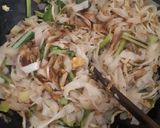 Foto langkah ke 7 dari resep Kwetiau Goreng Pedas Manis.