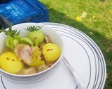 A picture of step 2 of Chicken,onion and whole potatoes soup.