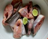Foto langkah ke 1 dari resep Asem Asem Ikan Patin Kangkung.