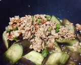 รูปขั้นตอนการทำที่ 1 ของ หมูพริกแกงผัดมะเขือโหระพา