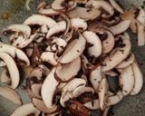Foto del passaggio 1 della ricetta Pollo alla Stroganoff