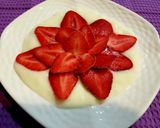 Foto del paso 2 de la receta: Semi helado de fresones laminados en forma de flor con yogur