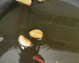 Foto del paso 2 de la receta: Ous trencats amb gules, sèpia i gamba vermella