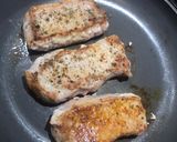 Foto del paso 1 de la receta: Medallónes de cerdo con verduras congeladas y macarrones