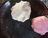 Foto langkah ke 5 dari resep Kue Klepon Merah Putih.