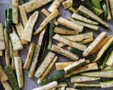 Une image de l'étape 1 de Courgettes grillées au four.