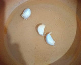 Foto del paso 2 de la receta: Muslos de pollo en salsa de limón, azafrán y ajos tiernos