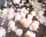 Hình bước làm 5 của món Bánh Cuốn Phủ Sò Điệp Sốt Xì Dầu