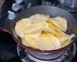 Hình bước làm 2 của món Khoai Tây Xào Tỏi