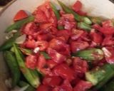 عکس مرحله 3 از دستور بامیه مصری بالصلصة (با سس گوجه‌فرنگی) 🍅🌿