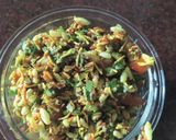 A picture of step 4 of Ragi spourts bhel.