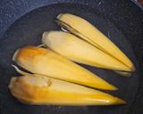 Foto langkah ke 2 dari resep Tumis Jantung Pisang Teri.