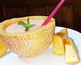 صورة لخطوة 1 من وصفة عصير شمام 🍈،🍸👩🏻‍🍳 مع أجواء الصيف يسرسح على القلب 🤤🌞