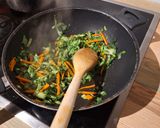 Une image de l'étape 2 de Nouilles sautées à l'ail et crevettes.