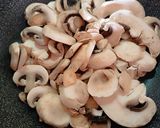 Foto del passaggio 2 della ricetta Risotto con funghi e speck 😋