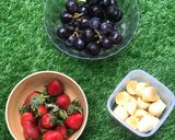 Foto langkah ke 1 dari resep Banana Strawberry Smoothies Bowl.