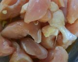 Hình bước làm 1 của món Đậu đũa xào gà ớt