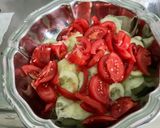 Une image de l'étape 5 de Salade de tomates et concombre à l’oignon rouge et persil.
