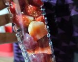 Foto langkah ke 3 dari resep Infused Water Strawberry Grape.