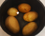 Foto del paso 2 de la receta: Ensalada de patata al pesto con salchichas