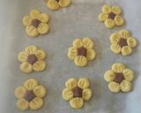 Foto del passaggio 6 della ricetta Biscotti fiore bicolore
