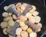 Foto del paso 3 de la receta: Guiso de pescado 🐠 y mariscos 😋 con patatas 🥔