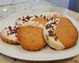 Foto del paso 12 de la receta: Galletas de turrón bañadas en chocolate blanco