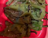 Foto del paso 3 de la receta: Chiles de agua rellenos de quesillo