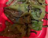 Foto del paso 3 de la receta: Chiles de agua rellenos de quesillo