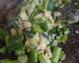 Gambar langkah 4 resipi Leek/Daun Bawang Cina Goreng Telur.