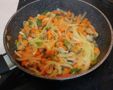 Foto del paso 4 de la receta: Arroz con carne, verduras, gambas y salsa de soja