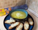 Hagymaleves gluténmentes sajtos baguette szeletekkel recept fázis 5 fotója