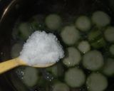 Foto langkah ke 3 dari resep Bening Kelor dan Oyong.