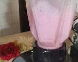 A picture of step 3 of Strawberry shake.