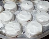Foto del paso 6 de la receta: Alfajores de membrillo (bañados en merengue italiano)