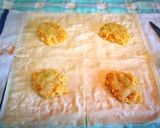 Foto del paso 5 de la receta Paquetitos de masa filo con relleno de queso y uvas blancas
